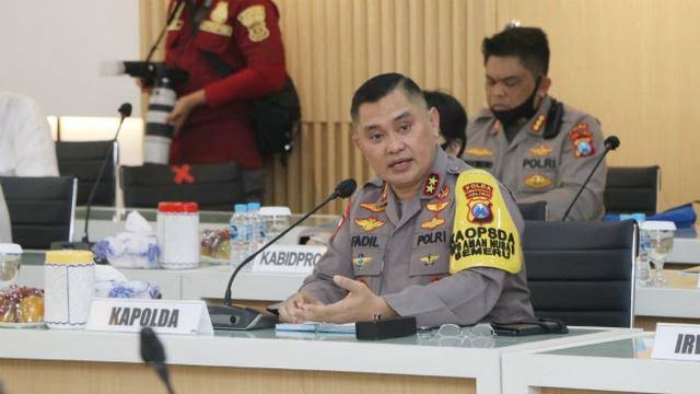 Kapolda Metro Jaya Irjen Fadil Imran merespons arahan Kapolri Jenderal Listyo Sigit Prabowo soal 'tidak bisa bersihkan ekor, kepala akan dipotong'