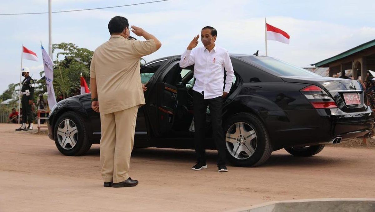 Menhan Prabowo Subianto memposting foto di Instagram saat dia hormat ke Presiden Joko Widodo (Jokowi) di Merauke, Papua. Jokowi dan Prabowo sebelumnya menghadiri peresmian Rumah Sakit Jenderal TNI LB Moerdani.