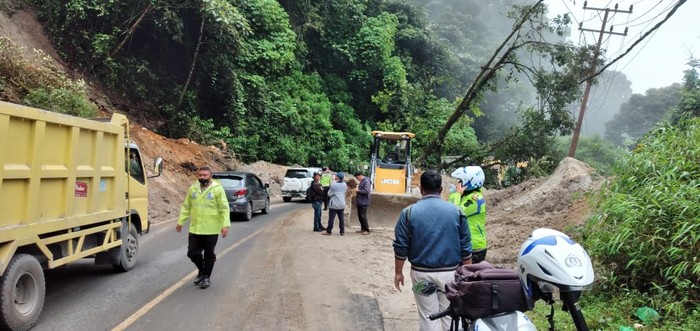 Untuk kesekian kalunya longsor kembali terjadi di kawasan jalan utama Medan menuju Berastagi, tepatnya di tikungan PDAM Tirtanadi, Kecamatan Sibolangit, Deli Serdang, Sumatera Utara