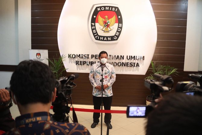 Komisi II DPR bersama Kementerian Dalam Negeri (Kemendagri) dan penyelenggara pemilu masih menggelar rapat konsinyering untuk mencari titik temu jadwal pelaksanaan Pemilu 2024