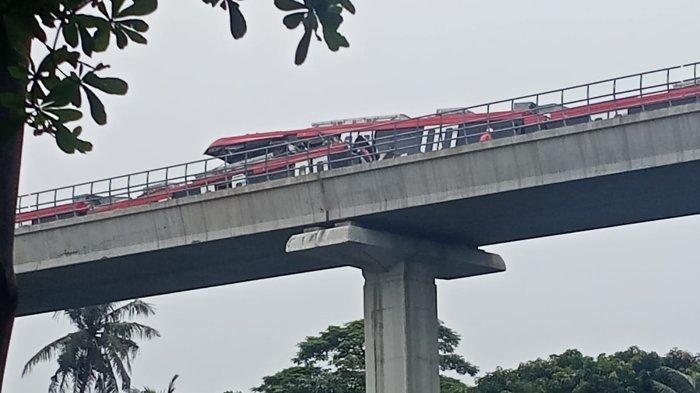 Kereta Lintas Rel Terpadu (LRT) Cibubur tabrakan di ruas Munjul Jakarta Timur, Senin, 25/10/2021 siang. Belum diketahui pasti kronologi kejadian tersebut.