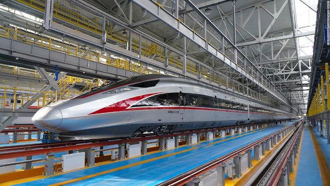 Saat ini, rangkaian kereta atau Electric Multiple Unit (EMU) proyek Kereta Api Cepat Jakarta-Bandung (KCJB) sedang memasuki tahap produksi di pabrik China Railway Rolling Stock Corporation (CRRC) Sifang yang berada di Qingdao, China yang diklaim dengan sistem manajemen mutu terstandarisasi internasional ISO 9001.