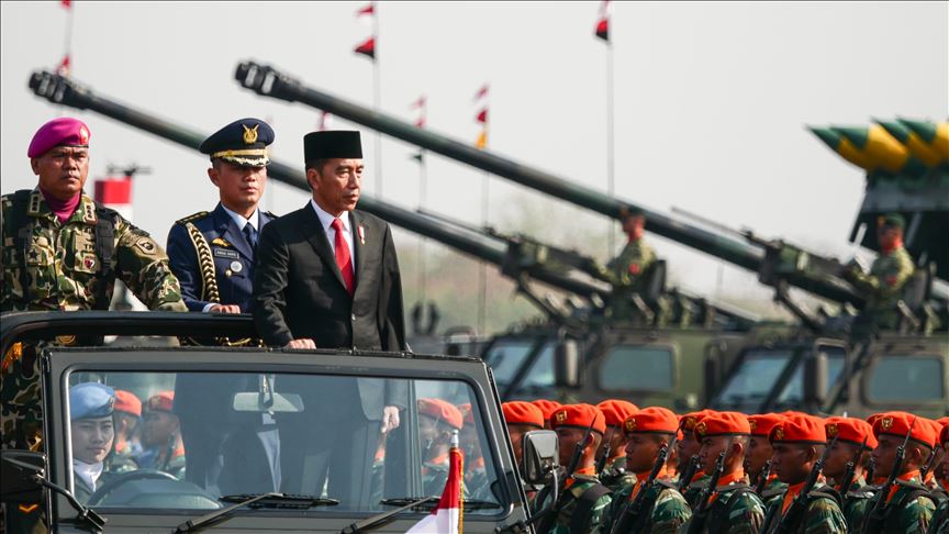Presiden Joko Widodo (Jokowi) melakukan peninjauan pameran alutsista yang berada di depan Istana Merdeka, setelah memimpin Upacara HUT ke-76 TNI.