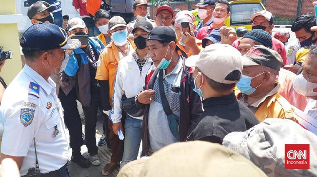 Puluhan Juru Parkir (Jukir) yang tergabung dalam Aliansi Juru Parkir Kota Medan Garuda Merah Putih mendesak Bobby Nasution mundur dari jabatannya sebagai Wali Kota Medan, Kamis (14/10/2021).
