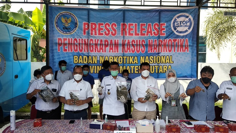 Pemasok ganja, DM alias Dinda (23), mahasiswi asal Aceh itu mengaku telah memasok ganja ke kampus Universitas Sumatera Utara (USU), untuk menutupi biaya kuliahnya di Universitas Budi Darma