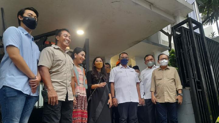 Sejumlah pimpinan dan anggota Komisi I DPR RI tiba di rumah calon Panglima TNI Jenderal Andika Perkasa di Senayan Residence, Town House, Blok A9, Jalan Patal Senayan, Kebayoran Lama, Jakarta Selatan