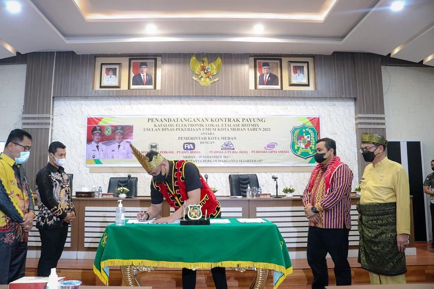 Wali Kota Medan Bobby Nasution mengatakan Pemko Medan telah menargetkan dalam waktu dua tahun jalan-jalan rusak Medan tuntas diperbaiki dengan kualitas yang terjaga baik