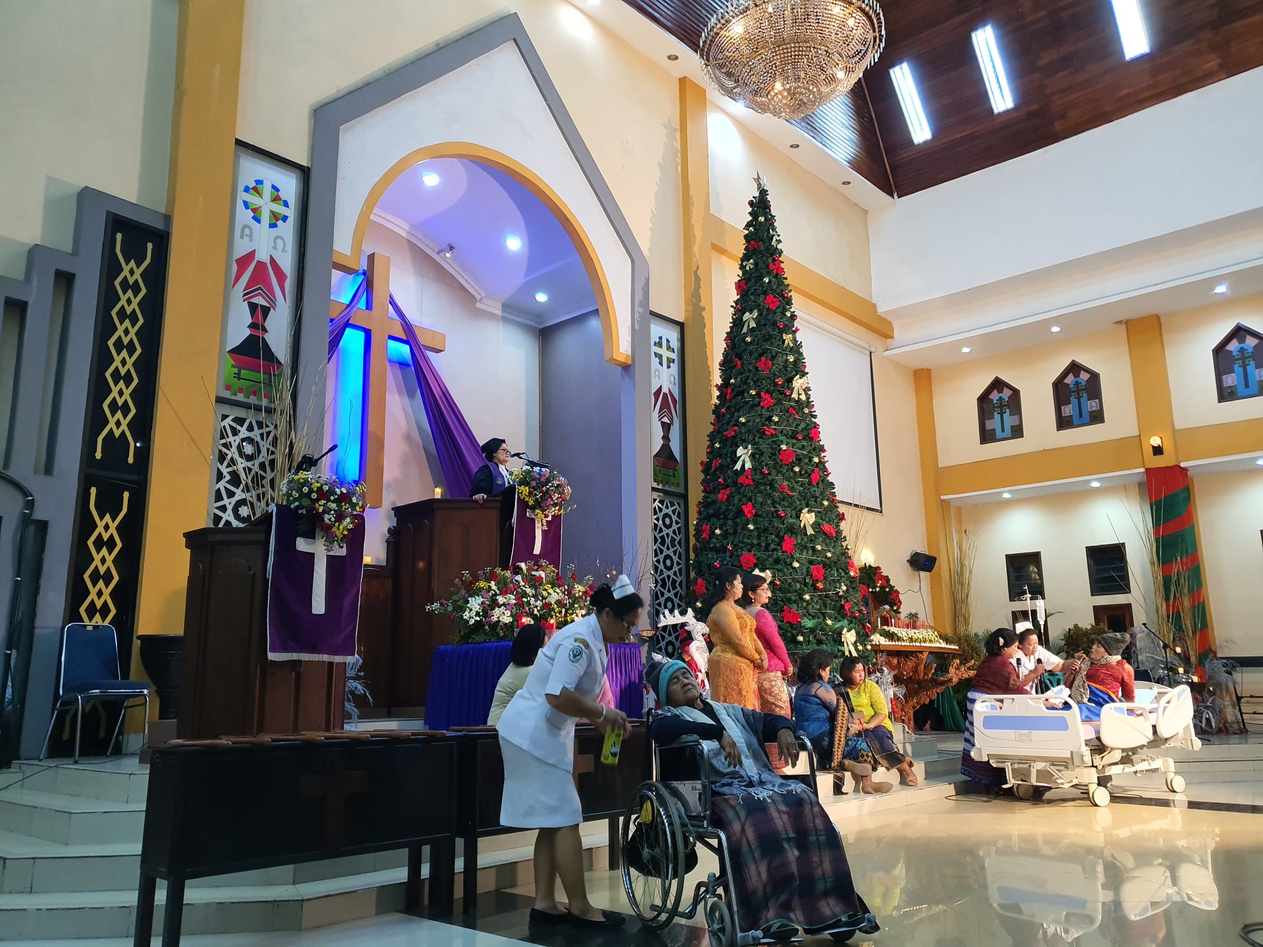 Pemerintah mengizinkan Umat Kristiani untuk mengikuti kegiatan peribadatan Hari Raya Natal secara berjamaah di Gereja dengan pembatasan jumlah jemaat 50 persen dari total kapasitas gereja.