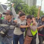 Seorang anggota polisi berinisial Bripka P diamuk massa karena diduga meminta uang kepada seorang perempuan yang tak membawa surat kendaraan lengkap di Medan, Sumatera Utara