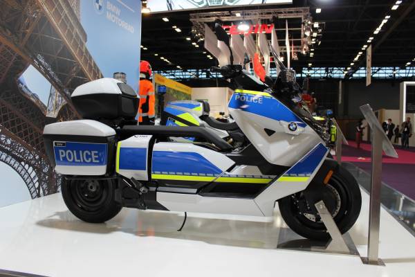 BMW Motorrad menampilkan dua motor polisi futuristis dan sporty BMW F 900 XR dan BMW CE-04 Electric Scooter di ajang Milipol Paris 2021 baru-baru ini. Hadirnya dua motor itu semakin menegaskan dekatnya hubungan antara BMW Motorrad dengan pihak kepolisian di seluruh dunia.
