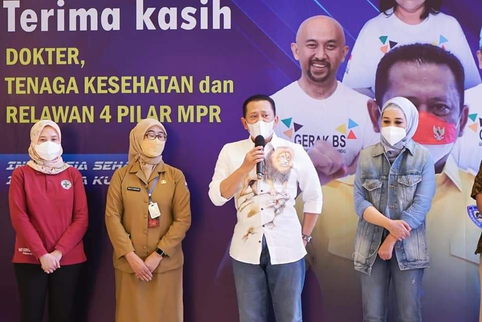 Ketua MPR RI Bambang Soesatyo memberikan sertifikat penghargaan kepada 200 lebih dokter dan perawat (Tenaga Kesehatan/Nakes) dari RS Islam Jakarta Cempaka Putih dan 200 lebih Relawan 4 Pilar, yang terlibat dalam vaksinasi Covid-19 Gerakan Keadilan Bangun Solidaritas (GERAK BS).