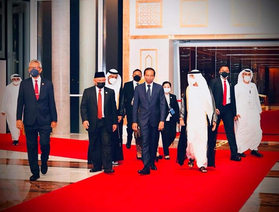 Usai menempuh penerbangan selama kurang lebih 7,5 jam dari Glasgow, Skotlandia, Presiden RI Joko Widodo (Jokowi) tiba di Abu Dhabi, Persatuan Emirat Arab (PEA) pada Selasa (02/11/2021). 