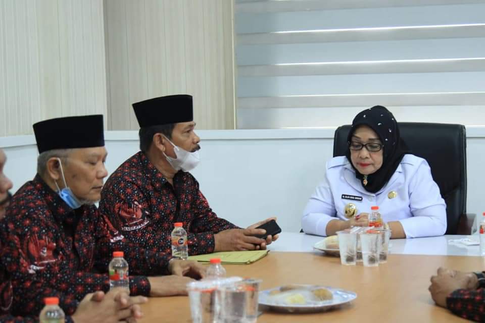Wakil Bupati Labuhanbatu Hj. Ellya Rosa Siregar, S.Pd, MM terima audiensi organisasi masyarakat Badan Pembudayaan Kejuangan 45 di Ruang Kerja Wakil Bupati, Kecamatan Rantau Selatan Rabu (3/11/2021). 
