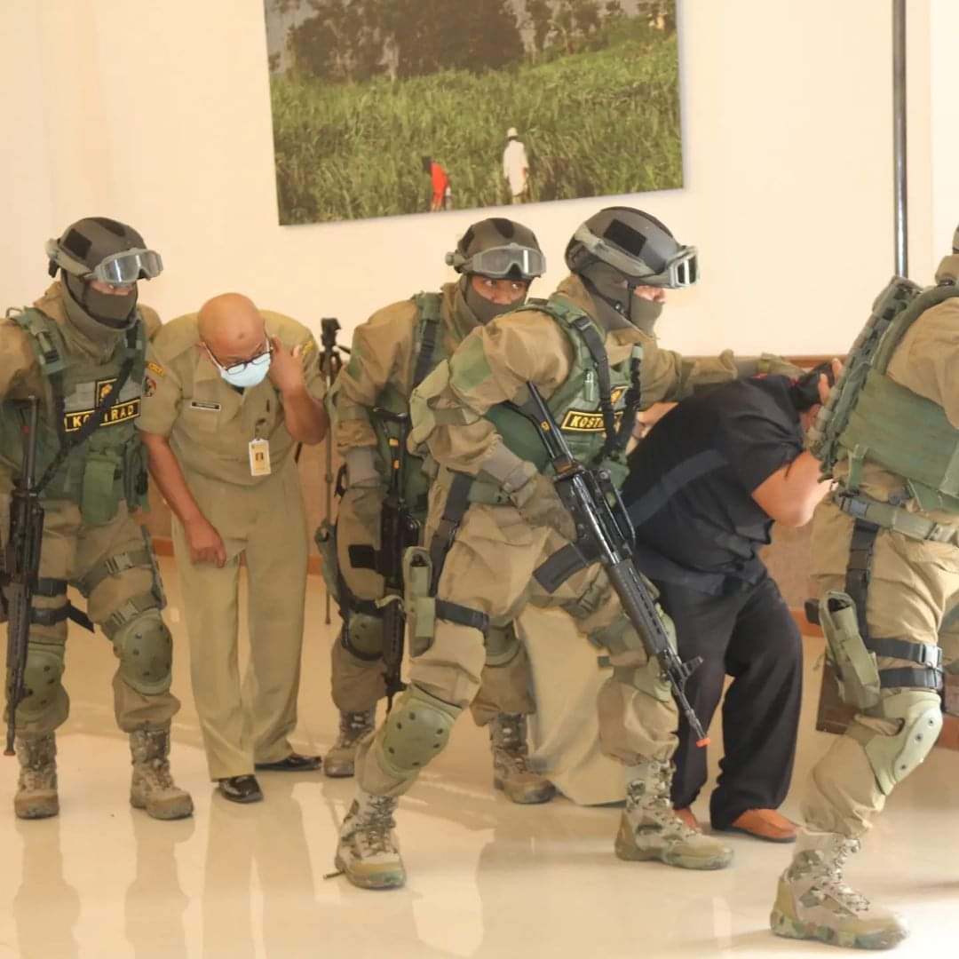 Yonif Mekanis Raider 411/Pandawa Kostrad menggelar simulasi penanggulangan teroris. Latihan dilakukan dengan skenario pembebasan sandera (Bupati Boyolali) yang ditahan dan dikuasai oleh kelompok teroris