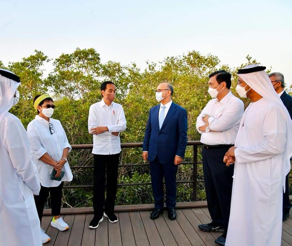 Setelah bertemu dengan Putra Mahkota Abu Dhabi, Sheikh Mohammed bin Zayed Al Nahyan (MBZ) di Istana Al-Shatie, Presiden Joko Widodo meninjau Jubail Mangrove Park yang terletak di Pulau Al Jubail, Abu Dhabi, Persatuan Emirat Arab (PEA), pada Rabu sore, 3 November 2021.