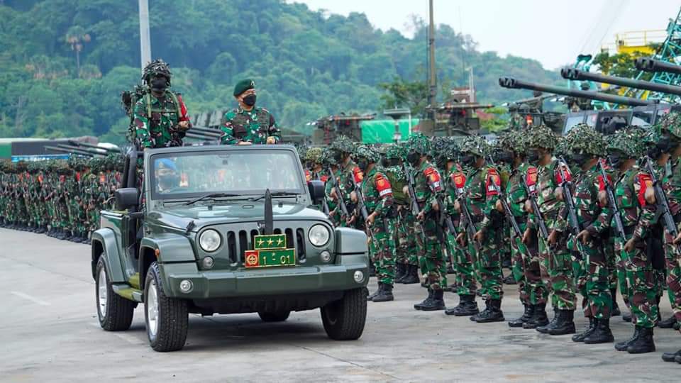 Panglima Komando Cadangan Strategis Angkatan Darat (Pangkostrad) Letnan Jenderal TNI Dudung Abdurachman, S.E., M.M., memimpin Upacara Pemberangkatan Latihan Antar Kecabangan (Latancab) Brigif Raider 13 Divisi Infanteri 1 Kostrad TA. 2021 dan perkuatannya, bertempat di Pelabuhan Merak Cilegon, Banten, Rabu (3/11/2021).