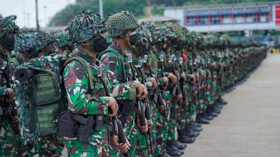 Panglima Komando Cadangan Strategis Angkatan Darat (Pangkostrad) Letnan Jenderal TNI Dudung Abdurachman, S.E., M.M., memimpin Upacara Pemberangkatan Latihan Antar Kecabangan (Latancab) Brigif Raider 13 Divisi Infanteri 1 Kostrad TA. 2021 dan perkuatannya, bertempat di Pelabuhan Merak Cilegon, Banten, Rabu (3/11/2021).