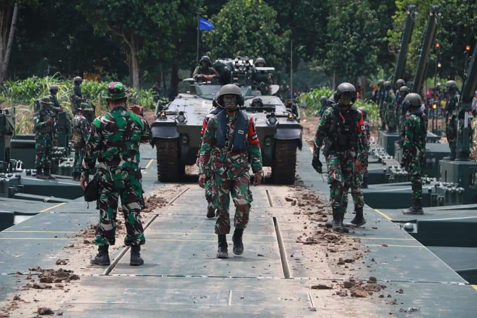 Salah satu tugas pasukan Zeni Tempur (Zipur) dalam mendukung serangan dalam operasi tempur adalah membuka dan mempermudah gerak maju pasukan, baik personel maupun materiel beserta kendaraan tempurnya dari berbagai rintangan di medan