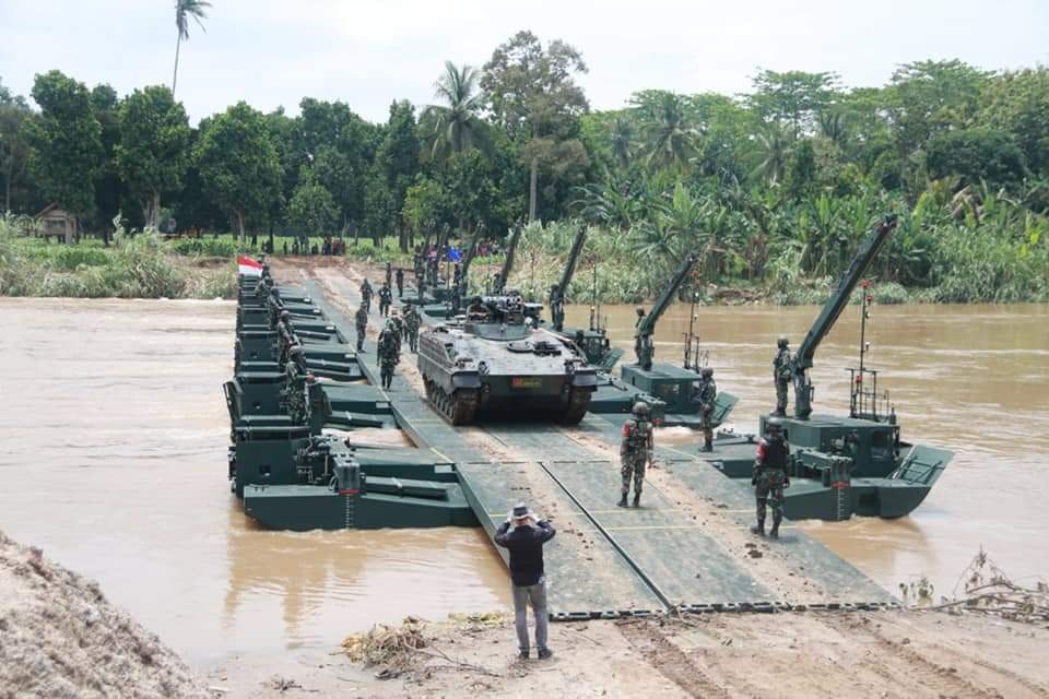 Salah satu tugas pasukan Zeni Tempur (Zipur) dalam mendukung serangan dalam operasi tempur adalah membuka dan mempermudah gerak maju pasukan, baik personel maupun materiel beserta kendaraan tempurnya dari berbagai rintangan di medan