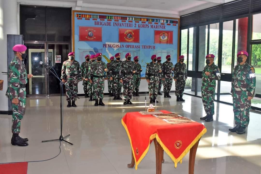 Komandan Pasmar 2 Brigjen TNI (Mar) Suherlan, S.E., M.M., M.Sc., CHRMP memimpin upacara Serah terima Jabatan (Sertijab) Dandenprov Pasmar 2 di Loby Mako Brigif 2 Marinir Gedangan, Sidoarjo, Jawa Timur, Senin (08/11/2021). 
