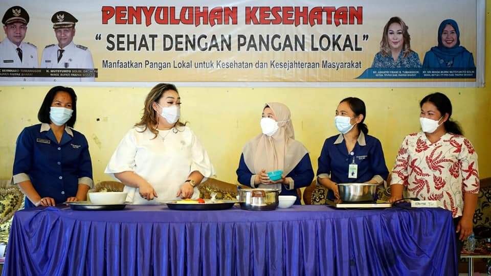 Ketua Tim penggerak PKK Kab Pakpak Bharat Juniatry Setia Manogihon Sirait berharap agar para ibu rumah tangga bisa lebih kreatif guna memenuhi kebutuhan gizi anak melalui pemberian makanan sehat dan gizi seimbang dengan memanfaatkan bahan pangan lokal.