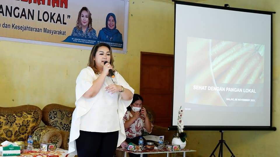 Ketua Tim penggerak PKK Kab Pakpak Bharat Juniatry Setia Manogihon Sirait berharap agar para ibu rumah tangga bisa lebih kreatif guna memenuhi kebutuhan gizi anak melalui pemberian makanan sehat dan gizi seimbang dengan memanfaatkan bahan pangan lokal.