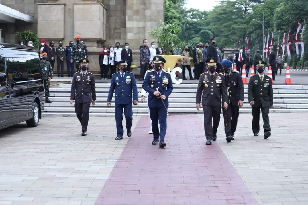 Panglima TNI Dampingi Presiden RI Pada Upacara Peringatan Hari Pahlawan di TMPNU Kalibata