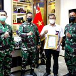 Kepala Dinas Penelitian dan Pengembangan TNI AD (Kadislitbangad) Brigjen TNI Terry Tresna Purnama, S.I.Kom., M.M., menyerahkan Sertifikat Hasil Uji coba Prototipe Alat Pembuka Pad Shoe Tank Leopard dan Sejenisnya dengan Sistem Hidrolik Pneumatik hasil Litbanghan Puspalad di Markas Dinas Penelitian dan Pengembangan TNI AD, Rabu (10/11/2021).