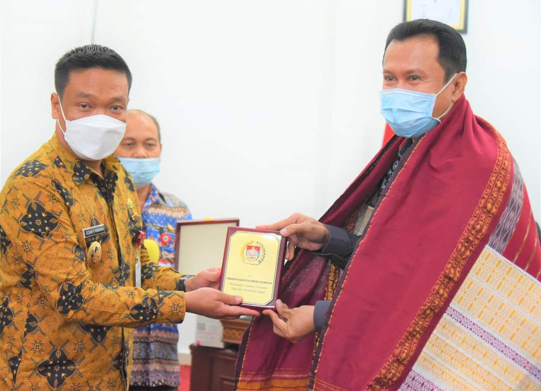 Pemerintah Kabupaten Humbang Hasundutan (Pemkab Humbahas) menerima kunjungan Kepala Kantor Wilayah (Kakanwil) Kementerian Hukum dan Ham (Kemenhunkam) Sumatera Utara, Imam Suyudi di ruang Kerjanya, Perkantoran Bukit Isnpirasi, Doloksanggul