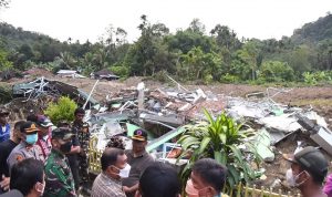Bupati Deli Serdang H. Ashari Tambunan meninjau lokasi Bencana Tanah Longsor di Dusun III Desa Rumah Kinangkung, Kecamatan Sibolangit, Jum’at (12/11/2021).