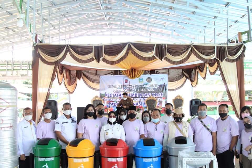 Lima Destinasi Wisata di Kabupaten Labuhanbatu menerima bantuan dari Disporabudpar Provsu berupa wastafel lengkap, tong masak air aluminium 1,65 cm, sapu lidi gagang atau sapu taman, tong sampah, handsanitizer dan masker.