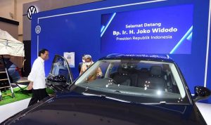 Presiden Jokowi Test Drive Mobil Listrik Mungil di GIIAS 2021