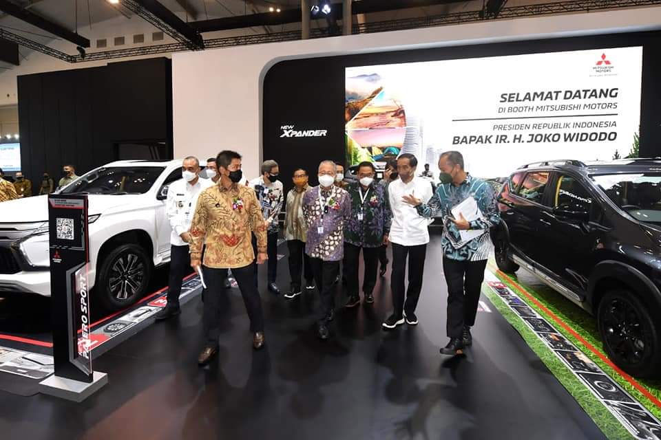 Presiden Jokowi Test Drive Mobil Listrik Mungil di GIIAS 2021