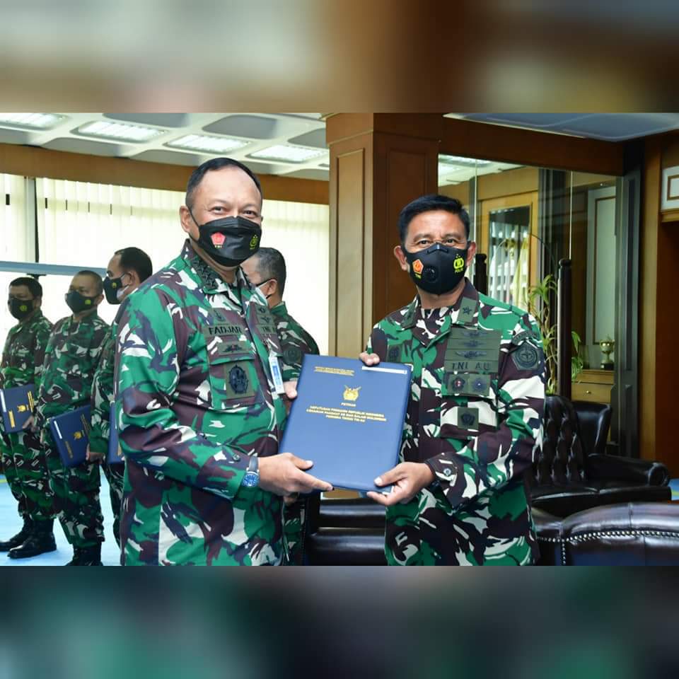 Kepala Staf Angkatan Udara (Kasau) Marsekal TNI Fadjar Prasetyo, S.E., M.P.P., menerima laporan kenaikan pangkat 12 Perwira Tinggi (Pati) TNI AU, di Gedung Raden Suryadi Suryadarma Mabesau, Cilangkap, Jakarta Timur, Rabu (17/11/2021).