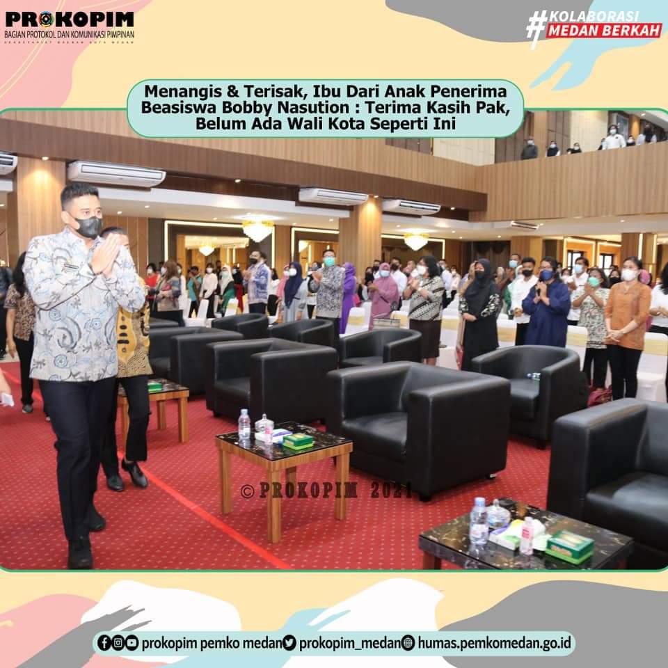 Didampingi orang tuanya masing-masing, sebanyak 300 peserta yang telah lolos seleksi menerima langsung beasiswa dari Wali Kota Medan Bobby Nasution di Kampus Utama Universitas Indonesia (Unpri) Jalan Sampul Medan, Kamis (18/11/2021).