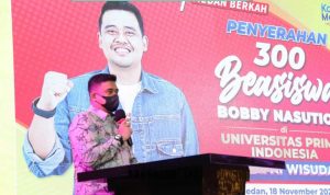 Didampingi orang tuanya masing-masing, sebanyak 300 peserta yang telah lolos seleksi menerima langsung beasiswa dari Wali Kota Medan Bobby Nasution di Kampus Utama Universitas Indonesia (Unpri) Jalan Sampul Medan, Kamis (18/11/2021).