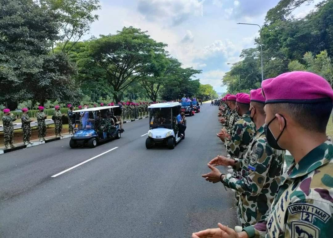 Perwakilan prajurit Batalyon Ranratfib 1 Marinir (Yonranratfib 1 Mar) melaksanakan kegiatan pelepasan dan penyambutan Panglima TNI yang dilaksanakan di Markas Besar Tentara Nasional Indonesia (Mabes TNI) Cilangkap, Jakarta Timur, Kamis (18/11/2021).