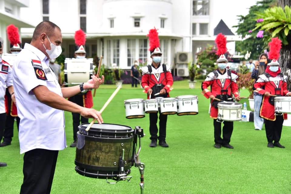 Tebing Tinggi, Karosatuklik.com - Banjir kiriman melanda Kota Tebingtinggi akibat luapan Sungai Padang, Bahilang, Kelembah dan Bangoan yang hulunya berada di Kabupaten Simalungun, Minggu,  (21/11/2021). Sejumlah titik di Kota Tebingtinggi terendam banjir.   Meskipun cuaca di Kota Tebingtinggi cukup baik. Curah hujan di hulu sungai mengakibatkan debit air sungai meningkat drastis mengakibatkan banjir di beberapa titik di Kota Tebingtinggi karena kapasitas tampung sungai yang ada di Kota Tebingtinggi tidak mampu menampung debit banjir.   Tercatat di pintu bendung irigasi Bajayu pada pagi hari pukul 06.00 Wib tercatat 14.50 normal 12,80 atau 1,70 diatas permukaan normal, namun untuk mempercepat aliran sungai setelah dibuka semua pintu tercatat air dibendungan dengan ketinggian 13,70 atau atau 90 cm diatas permukaan normal, sementara 3 sungai yang lain masih belum turun ketinggiannya. Namun pengaliran air berjalan lancar.   Pemko Tebingtinggi melalui Damkar, Dinas Sosial, BPBD, Satpol PP, Camat dan Lurah langsung melakukan penyelamatan, evakuasi, pembuatan dapur umum dan penyaluran sembako bantuan sembako berupa beras, mi instan, telur, minyak makan, bubuk teh serta air mineral, membangun posko pengungsian dan posko kesehatan bekerjasama dengan jajaran Polres Tebingtinggi, Koramil 13/TT, Tagana, RAPI dan elemen masyarakat lainnya.   Berdasarkan data hasil rekapitulasi per Pukul 22.00 Wib, sebagian wilayah di 5 Kecamatan terdampak banjir, yakni Kecamatan Padang Hilir (Kel. Satria dan Kel. Tambangan Hulu) terdampak 41 rumah, 53 KK dengan jumlah jiwa 222 orang.   Kecamatan Rambutan (Kel. Sri Padang dan Kel. Tanjung Marulak Hilir) terdampak 100 rumah, 120 KK dengan jumlah jiwa 240 orang. Kecamatan Tebing Tinggi Kota (Kel. Badak Bejuang, Kel. Bandar Utama, Kel. Tebing Tinggi Lama, Kel. Mandailing, Kel. Pasar Baru, Kel. Pasar Gambir) terdampak 1.645 rumah, 1.545 KK dengan jumlah jiwa 4.478 orang.   Kecamatan Bajenis (Kel. Brohol, Kel. Pinang Mancung, Kel. Bulian dan Kel. Bandar Sakti) terdampak 310 rumah, 321 KK dengan jumlah jiwa 1.329 orang.   Kecamatan Padang Hulu (Kel. Persiakan, Kel. Lubuk Raya, Kel. Pabatu, Kel. Lubuk Baru, Ke. Padang Merbau, Kel. Bandarsono dan Kel. Tualang) terdampak 1.729 rumah, 2.008 KK dengan jumlah jiwa 6.848 orang.   Total masyarakat Kota Tebing Tinggi terdampak banjir pada hari Minggu, tanggal 21 November 2021, per Pukul 22.00 WIB berjumlah 3.825 rumah, 4.047 KK dan 13.117 jiwa, dan sampai saat ini tidak ada korban jiwa.   Laporan sampai saat ini Pukul 01.00 Wib tanggal 22 November 2021, air dari hulu sungai berangsur-angsur menurun. (R1)