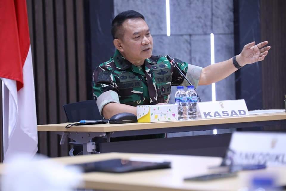 Di hari pertamanya berdinas di Markas Besar TNI Angkatan Darat, Jenderal TNI Dudung melakukan entry briefing untuk menyampaikan visi dan misinya sebagai KASAD.