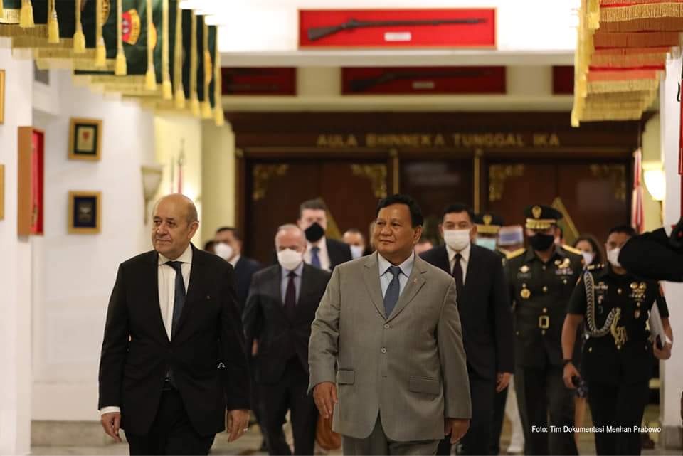 Menhan Prabowo Subianto menerima kunjungan Menteri Luar Negeri Prancis H.E. Jean-Yves Le Drian. Pertemuan mereka dilakukan di Gedung Kementerian Pertahanan, Jakarta