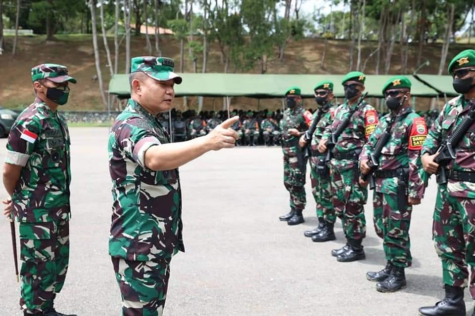 Kepala Staf Angkatan Darat (Kasad) Jenderal TNI Dudung Abdurachman didampingi Ketua Umum Persit Kartika Chandra Kirana, Ny. Rahma Dudung Abdurachman melakukan rangkaian kunjungan kerja di wilayah Indonesia bagian timur (23/11/2021).