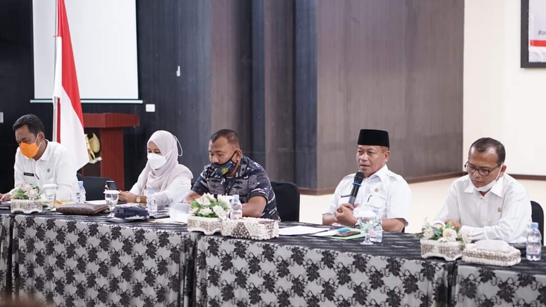 Plt Wali Kota Tanjungbalai Waris Thalib Pimpin secara langsung rapat kordinasi (Rakor) Pemkot Tanjungbalai dalam rangka percepatan penanganan Covid-19 Kota Tanjungbalai yang digelar di Pendopo rumah dinas Wali Kota, Rabu sore (24/11/2021)