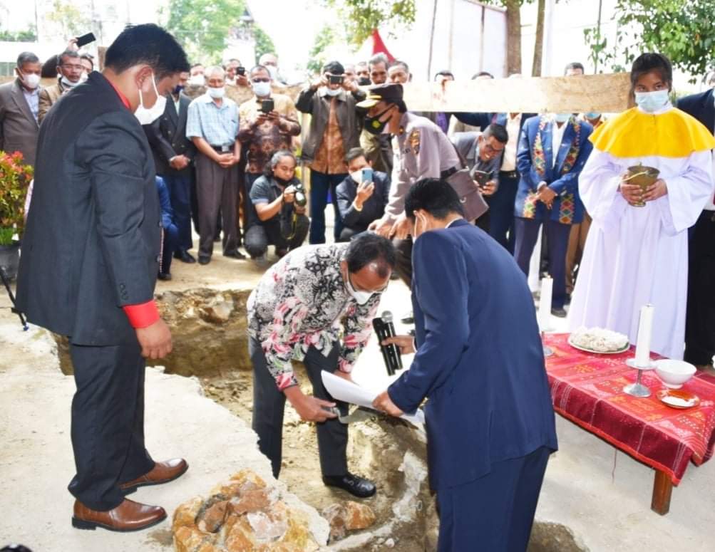 Bupati Humbang Hasundutan, Dosmar Banjarnahor, SE meletakkan Batu Pertama Pembangunan Gereja Paroki St. Fidelis Doloksanggul di Jalan Merdeka No.47 Doloksanggul, Minggu (28/11/2021).