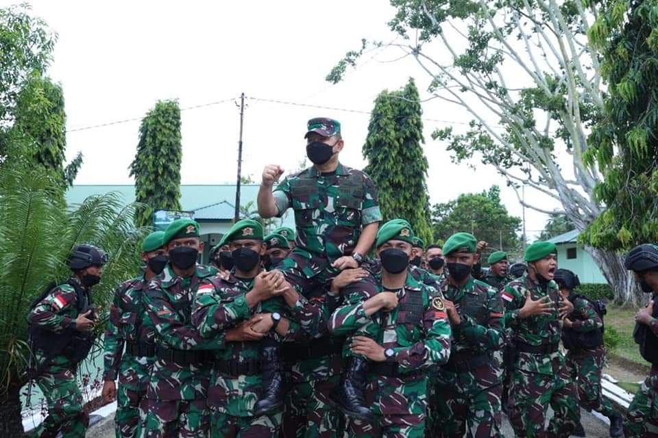 Kepala Staf Angkatan Darat (Kasad) Jenderal TNI Dudung Abdurachman, beserta Ketua Umum Persit Kartika Chandra Kirana Ny. Rahma Dudung Abdurachman dan rombongan mengakhiri rangkaian kunjungan kerja perdananya di wilayah Indonesia Timur dengan mendatangi prajurit TNI AD yang bertugas di Poso dan Palu, Jumat, (26/11/2021).