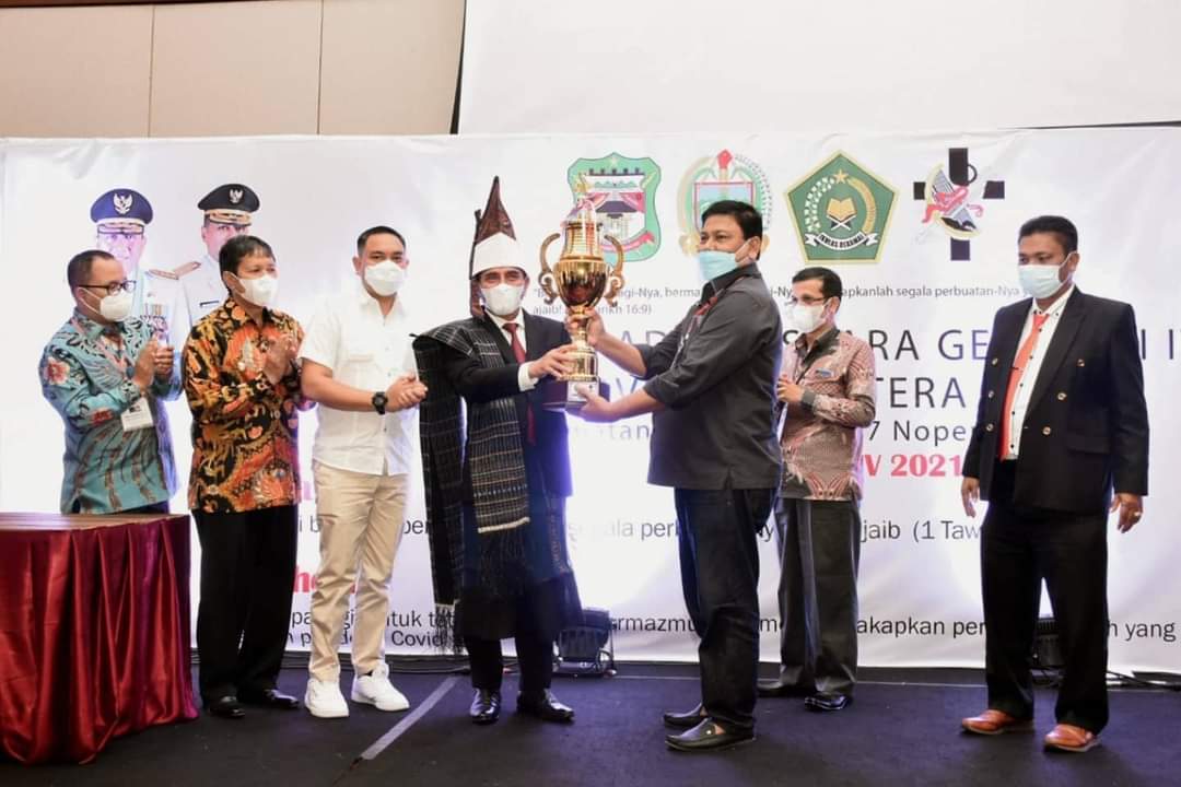 Gubernur Sumatera Utara (Sumut) Edy Rahmayadi menutup Pesta Paduan Suara Gerejawi (Pesparawi) Sumut 2021 dengan menyerahkan Piala Bergilir Gubernur Sumut kepada Kota Medan sebagai Juara Umum. 