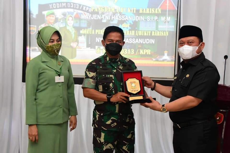 Pangdam I/BB Mayjen TNI Hassanudin S.I.P., M.M., bersama Ketua Persit Kartika Chandra Kirana Daerah I/BB Ny Dessy Hassanudin beserta rombongan, didampingi Danrem 031/WB Brigjen TNI M Syech Ismed, S.E., M.Han melaksanakan kunjungan kerja ke Markas Kodim 0313/Kampar Jalan Jenderal Sudirman Bangkinang, Jumat (26/11/2021).