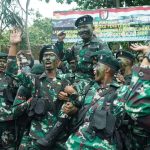 FB_IMG_1638238659714 Kasdivif 2 Kostrad Brigjen TNI Tjaturputra Gunadi Genah, S. Sos., M.M. secara resmi menutup Latihan Pembentukan Raider Satjar Divif 2 Kostrad TA. 2021 di Pantai Grajakan, Kabupaten Banyuwangi, Senin (29/11/2021)