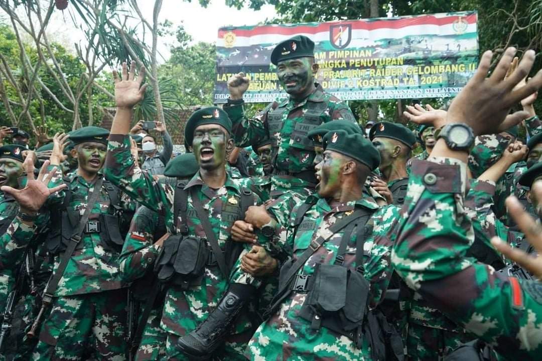 Kasdivif 2 Kostrad Brigjen TNI Tjaturputra Gunadi Genah, S. Sos., M.M. secara resmi menutup Latihan Pembentukan Raider Satjar Divif 2 Kostrad TA. 2021 di Pantai Grajakan, Kabupaten Banyuwangi, Senin (29/11/2021)