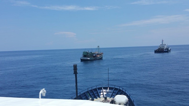 Media internasional, Reuters, mengabarkan terkait sejumlah kapal asing yang ditahan oleh otoritas Indonesia dibebaskan usai membayar sekitar $300.000 atau sekitar Rp 4,2 miliar. Pembayaran itu dilakukan oleh pemilik kapal asing kepada perwira angkatan laut Indonesia.
