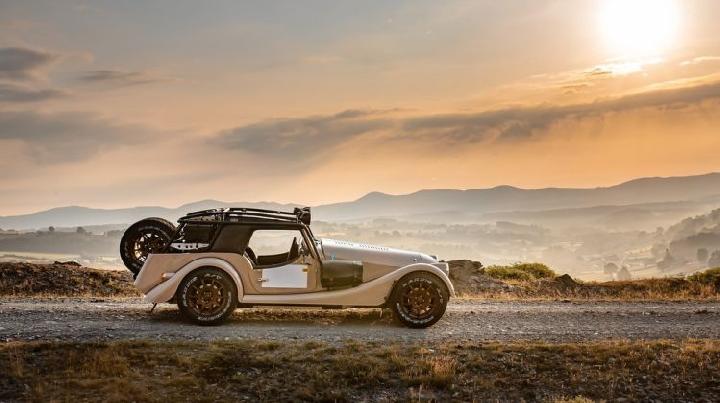 Mobil klasik asal Inggris yaitu Mogran Motor Company menghadirkan mobil sport bertampang jadul dan klasik namun bisa dipergunakan untuk offroad, rally dan main tanah yaitu Morgan Plus Four CX-T